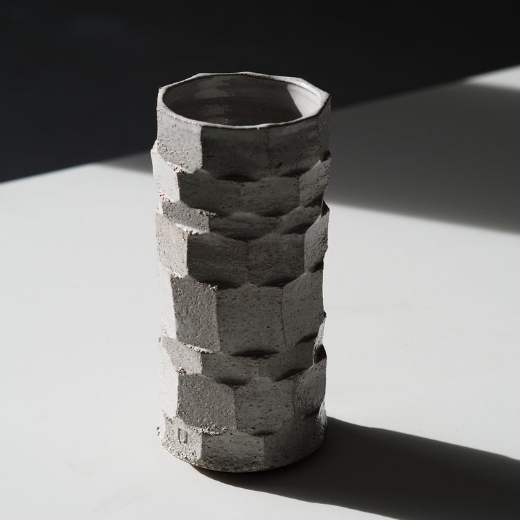 VASE FACETTE GRIS BLANC INTÉGRAL Ø10CM H23CM