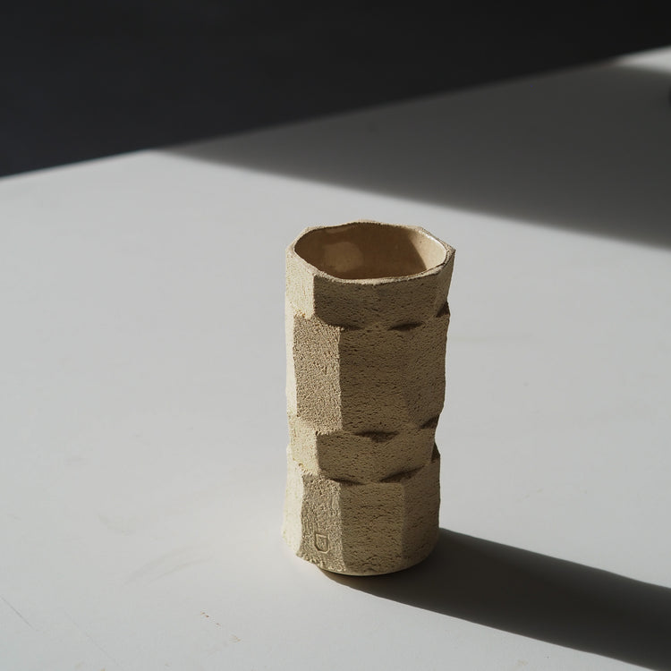 VASE FACETTE SABLE TRANSPARENT Ø7,5CM H16CM