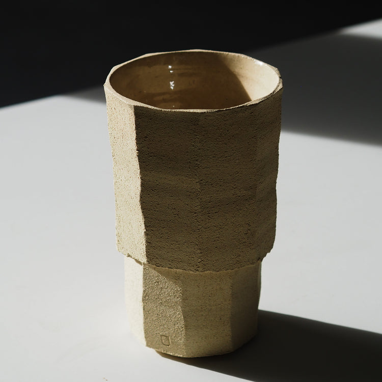VASE FACETTE SABLE TRANSPARENT Ø13,5CM H21,5CM