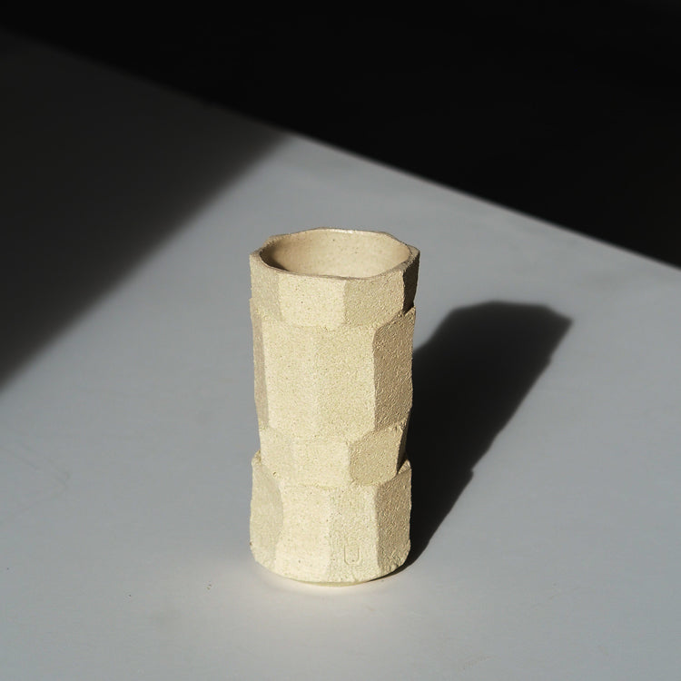 VASE FACETTE SABLE TRANSPARENT Ø7,5CM H16CM